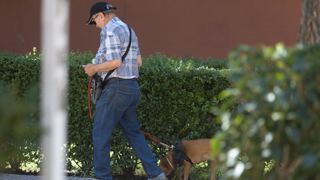 Un señor mayor camina por una calle de Madrid.