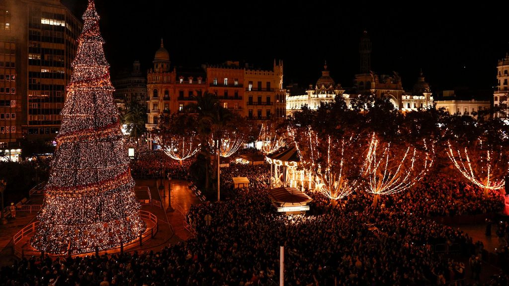 Una multitud se congrega en la plaza del Ayuntamiento para asistir a la inauguración de la iluminación navideña en Valencia