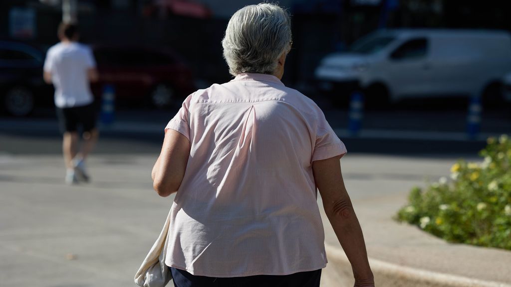 Una señora mayor camina por una calle de Madrid.