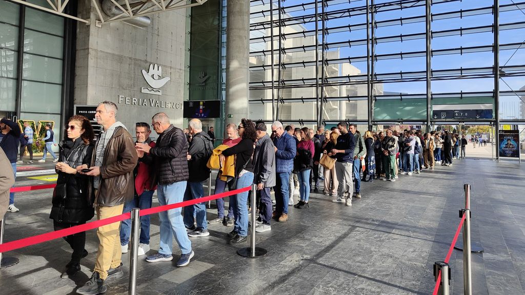 Muchos afectados por la DANA han hecho hoy colas kilométricas en la feria del automóvil de Valencia