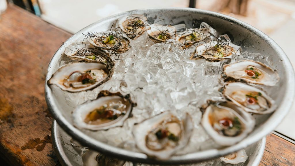 Coloca las ostras en una bandeja con hielo. FUENTE: Pexels