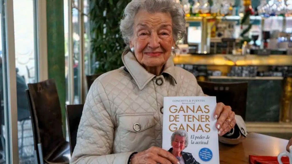 Conchita de Fuentes,  de 91 años con su libro 'Ganas de tener ganas'.