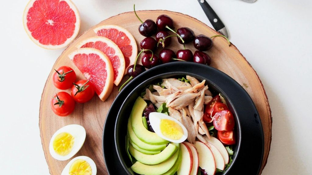 Ensalada elaborada con alimentos frescos y saludables