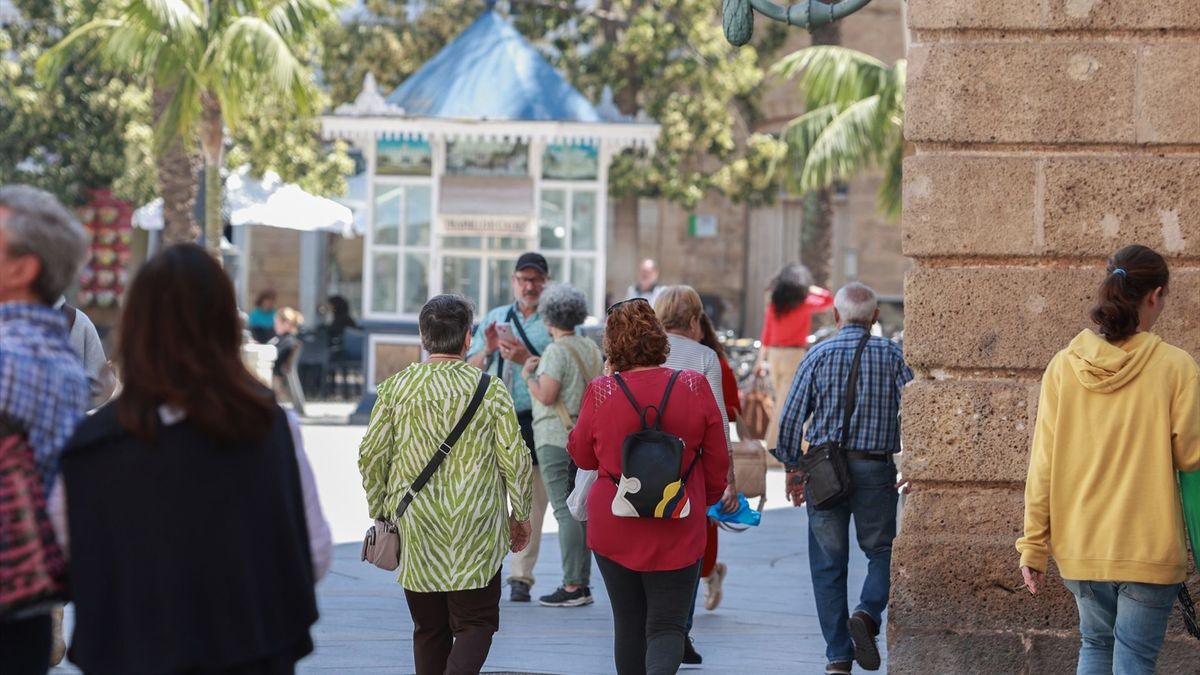 Personas caminando por una calle.