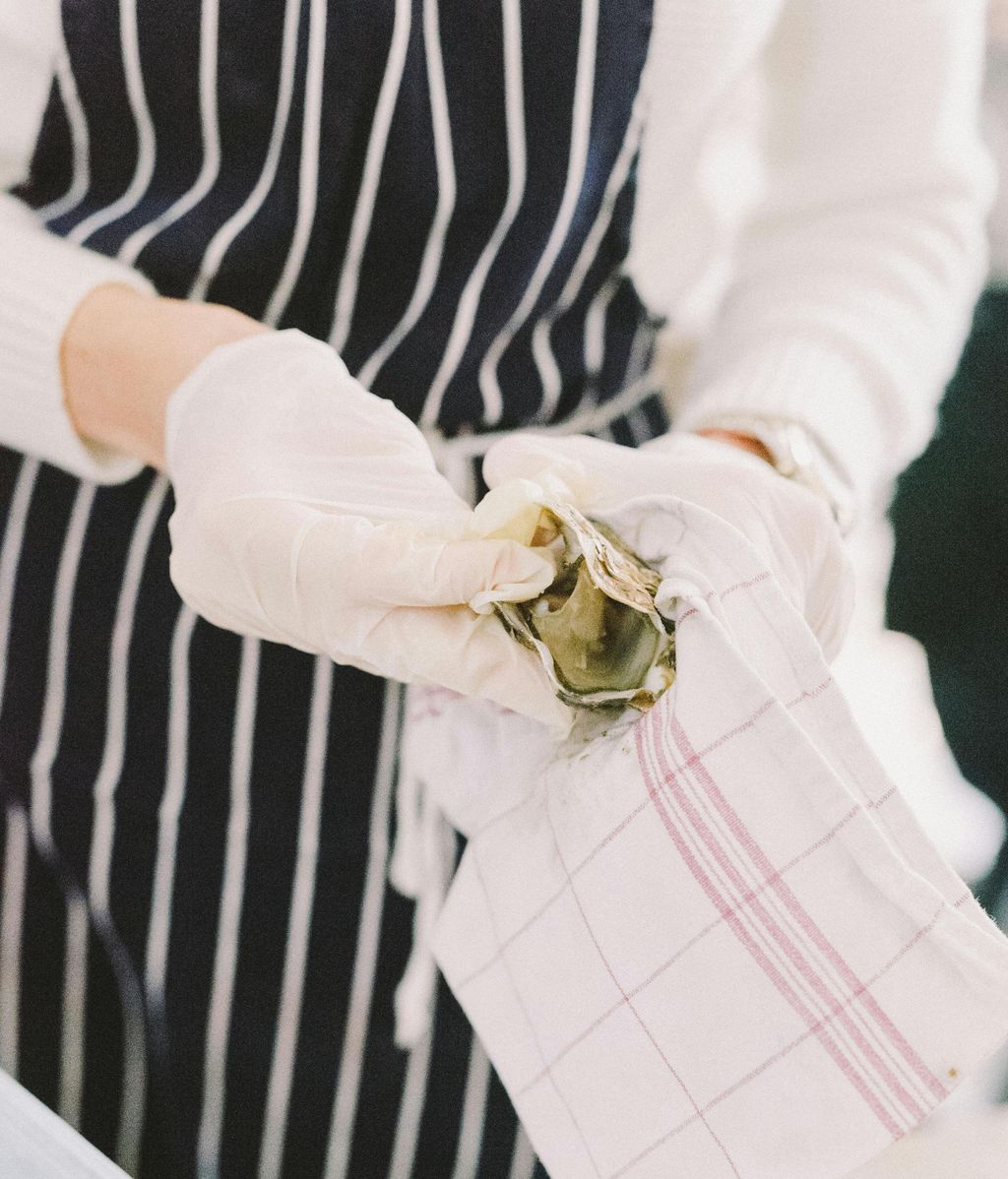 Protege tus manos con guantes o un paño de cocina. FUENTE: Pexels