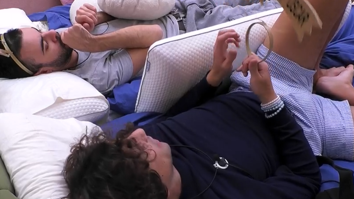 Ruvens y Óscar analizan la situación de la casa