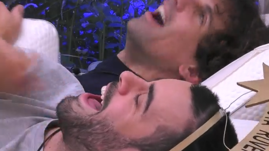 Ruvens y Óscar se ríen hablando de Juan