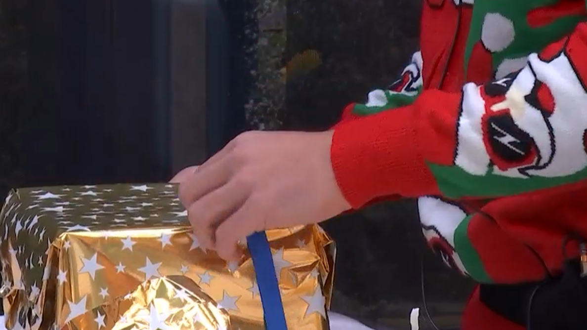 Edi prepara su regalo