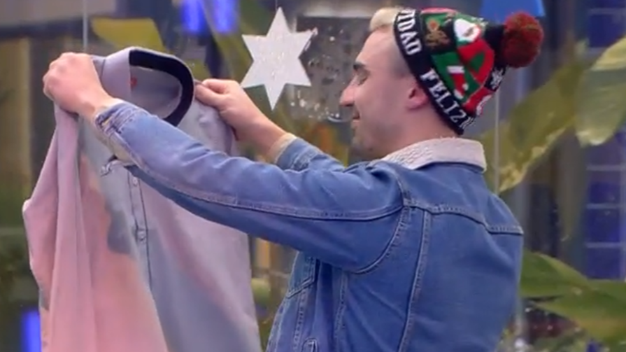 Jorge se emociona con el regalo de Juan