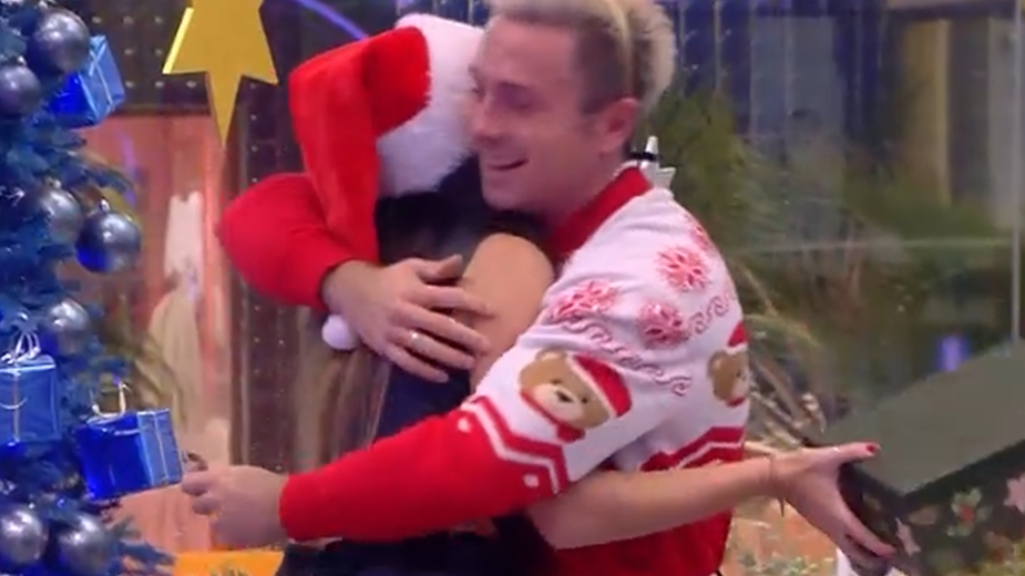 Juan abraza a Nerea por el amigo invisible