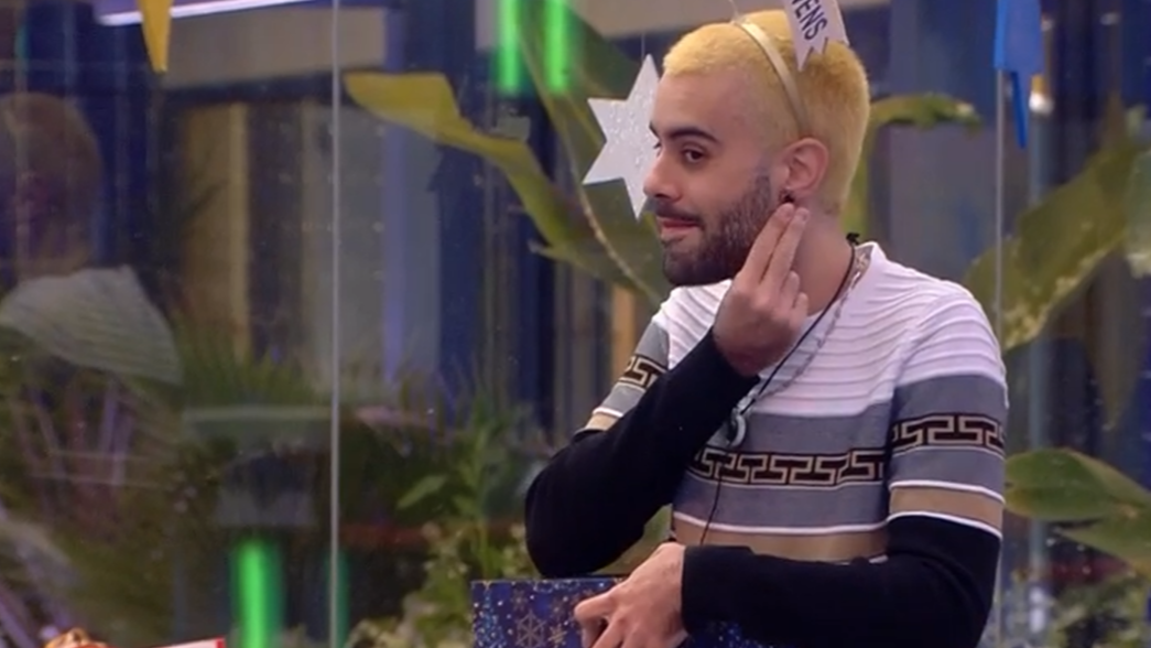 Ruvens recibe un pendiente de regalo