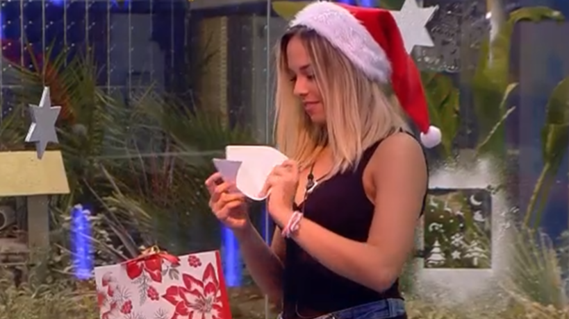 Violeta lee la nota que le ha escrito Óscar