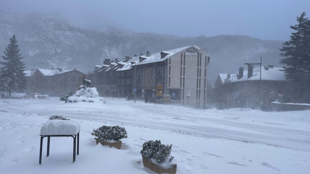 La nieve y las fuertes rachas de viento complican la circulación en el Pirineo aragonés