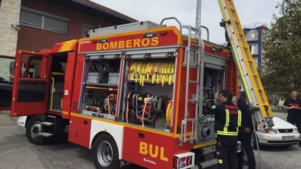 Bomberos de Motril durante una intervención, en una imagen de archivo