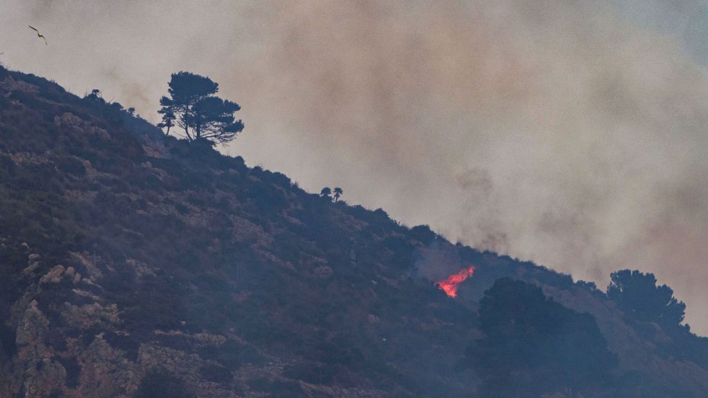 El incendio en Andratx, Mallorca, arrasa 70 hectáreas y los equipos siguen trabajando