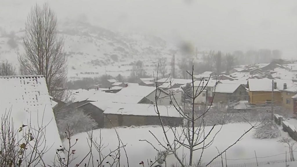 El temporal de nieve provoca las primeras dificultades en las carreteras de León