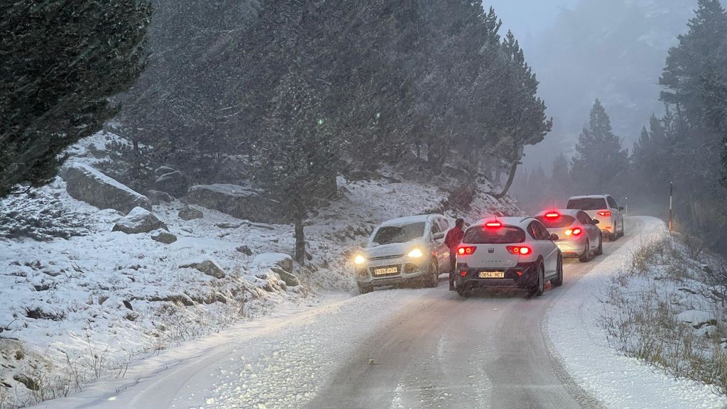 La A-139, en el acceso a Llanos del Hospital, en Huesca, afectada por la nieve este sábado