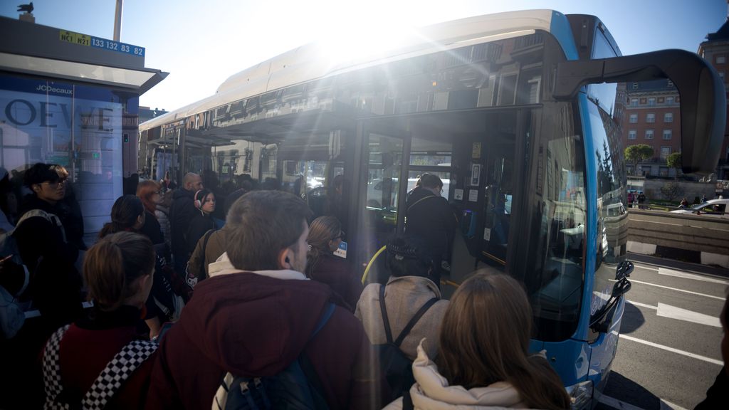 Varias personas esperan al autobús, a 28 de noviembre de 2024, en Madrid (España)