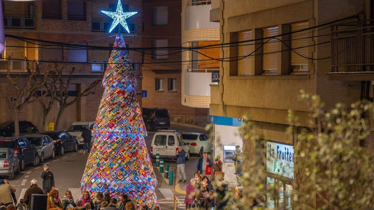 Alcarràs crea el árbol navideño de ganchillo más grande de Cataluña