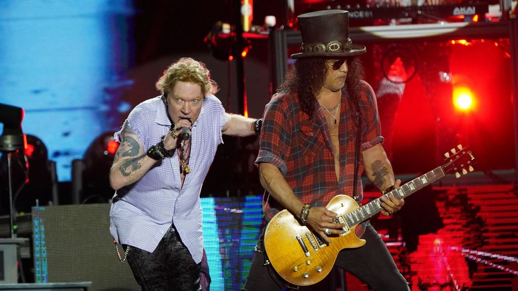 Axl Rose y Slash de Guns N' Roses en uno de sus conciertos.