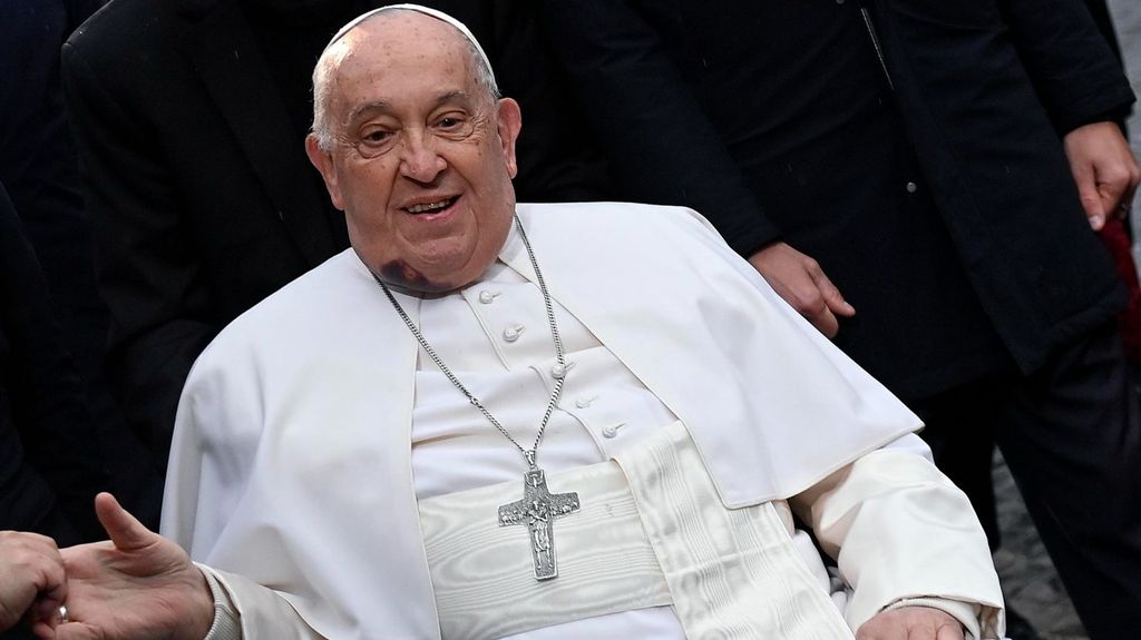 El Papa Francisco con un hematoma en el cuello