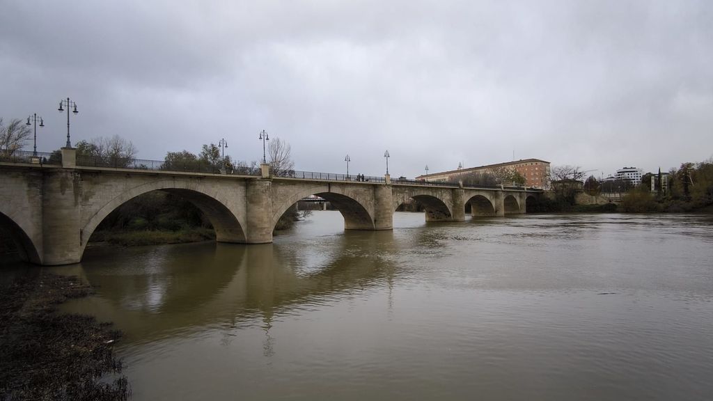 El río Ebro a su paso por Logroño este domingo 8 de diciembre de 2024