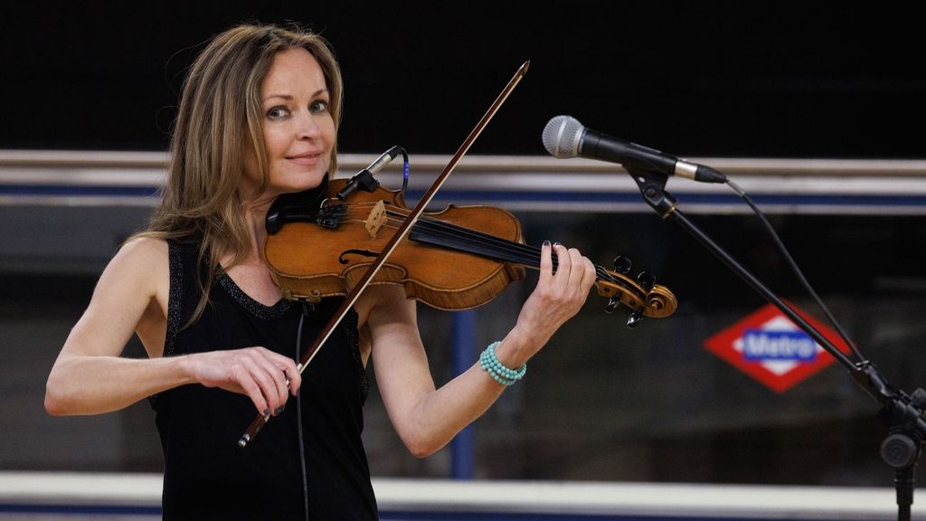 La cantante y violinista Sharon Corr actúa en el vestíbulo principal de la estación de Metro de Chamartín