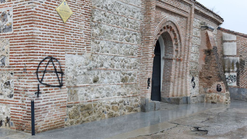 La fachada de la ermita de la Señora de la Antigua de Carabanchel, Madrid, manchada con una pintada, en una imagen de archivo