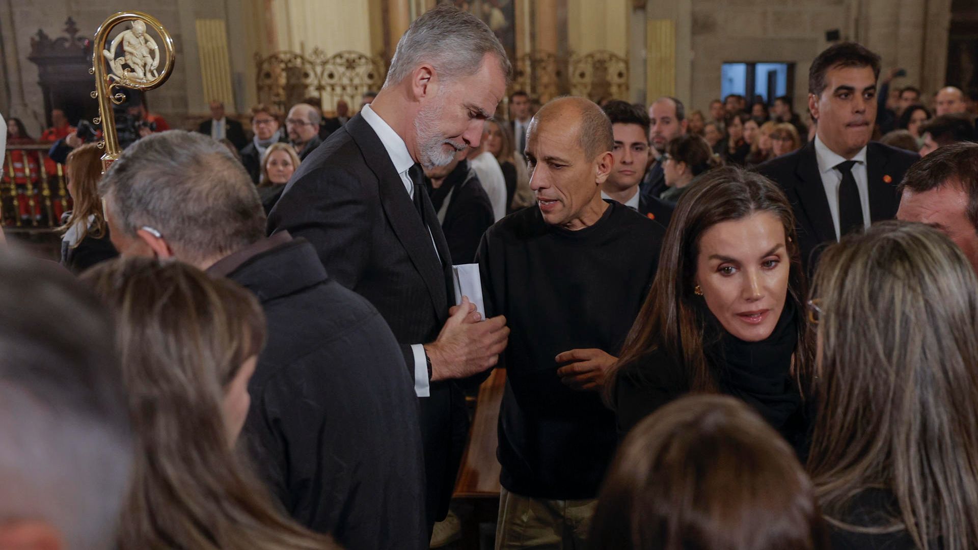Los reyes consolando a las familias de las víctimas por la DANA.