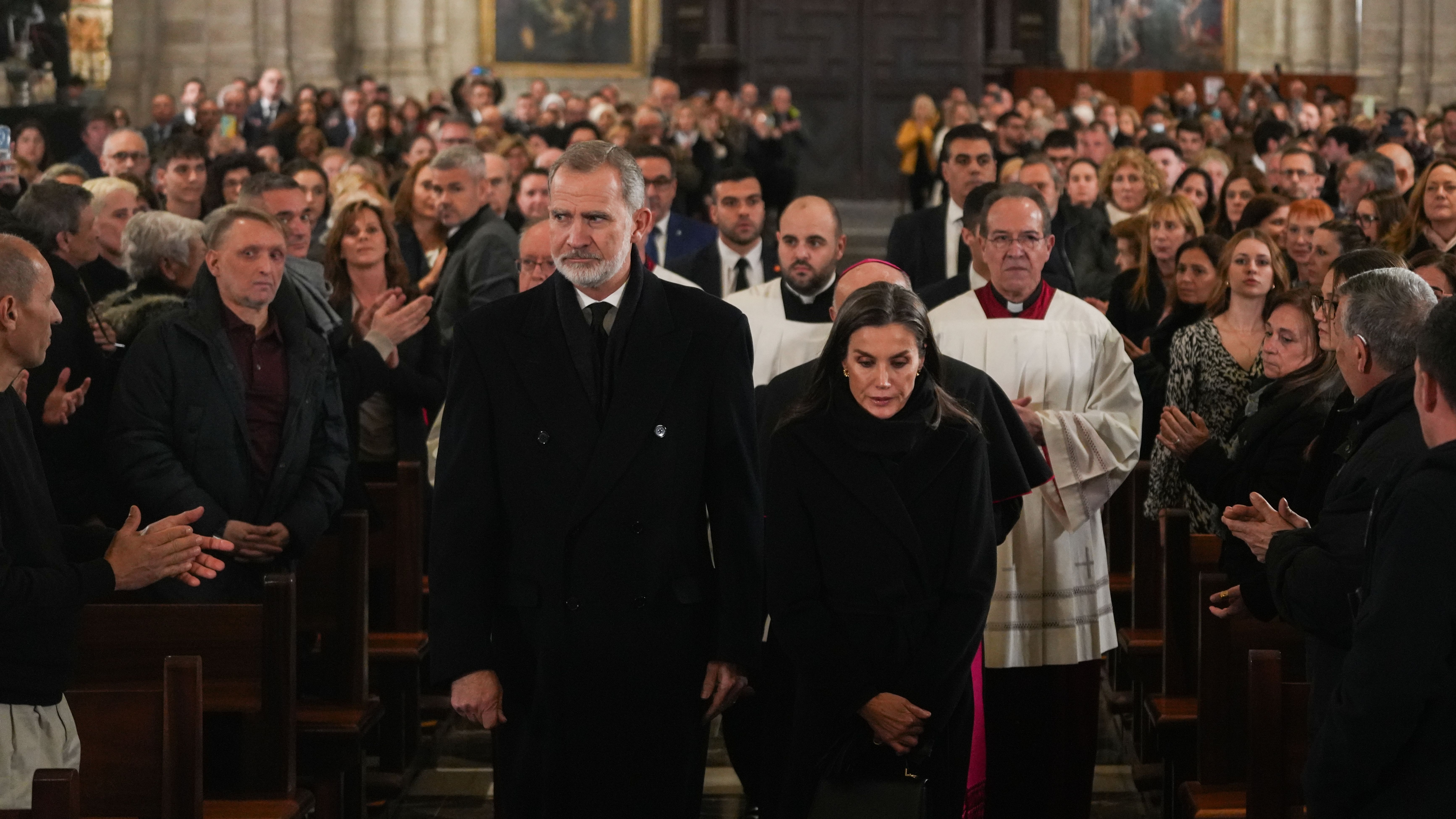 Los reyes en la misa funeral.