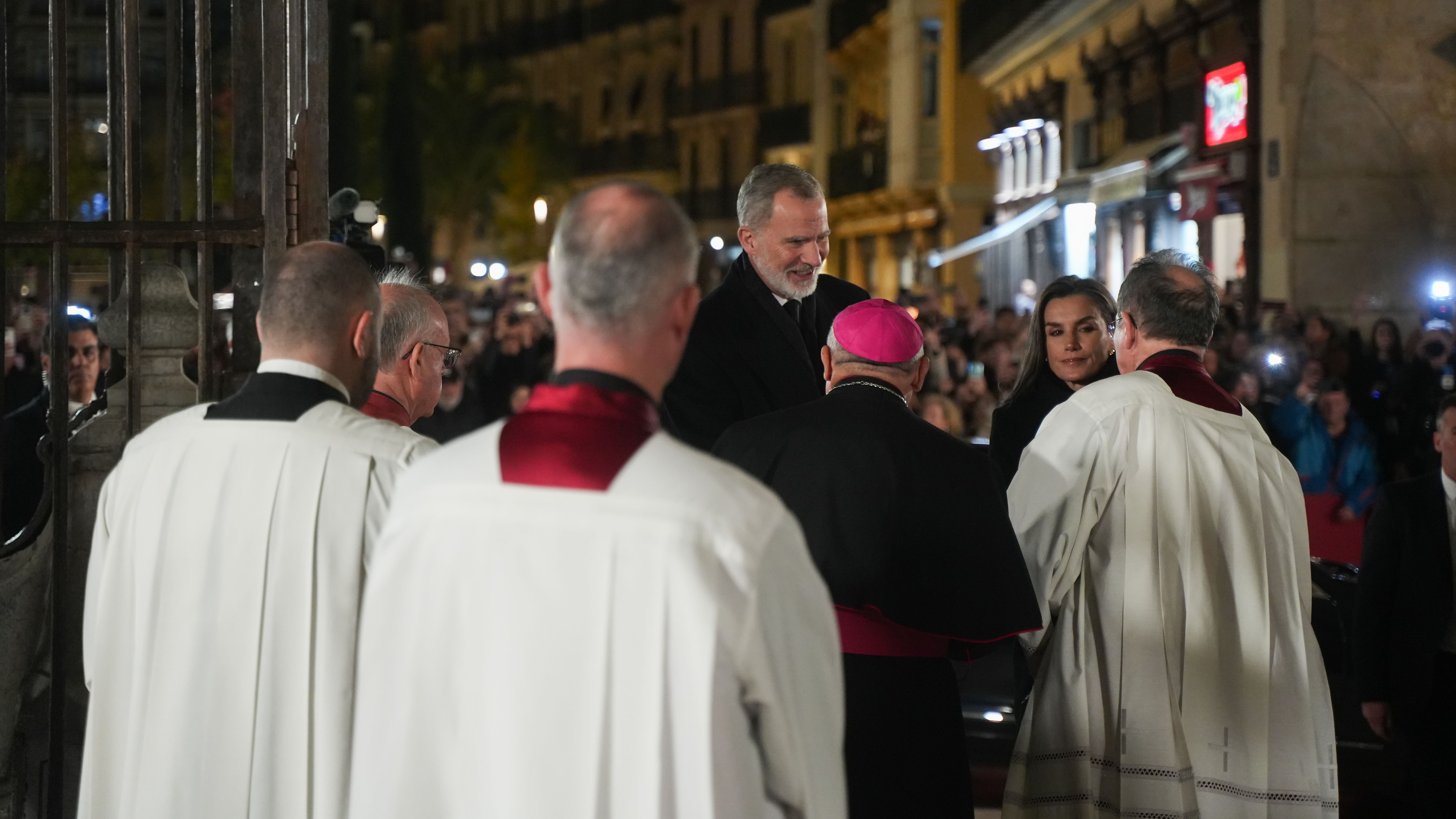 Los Reyes Felipe VI y Letizia saludan a las autoridades religiosas durante la misa funeral por los fallecidos en las inundaciones provocadas por la DANA