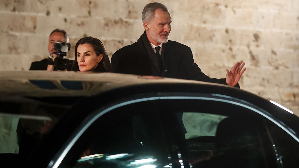 Los reyes Felipe y Letizia llegando al funeral.