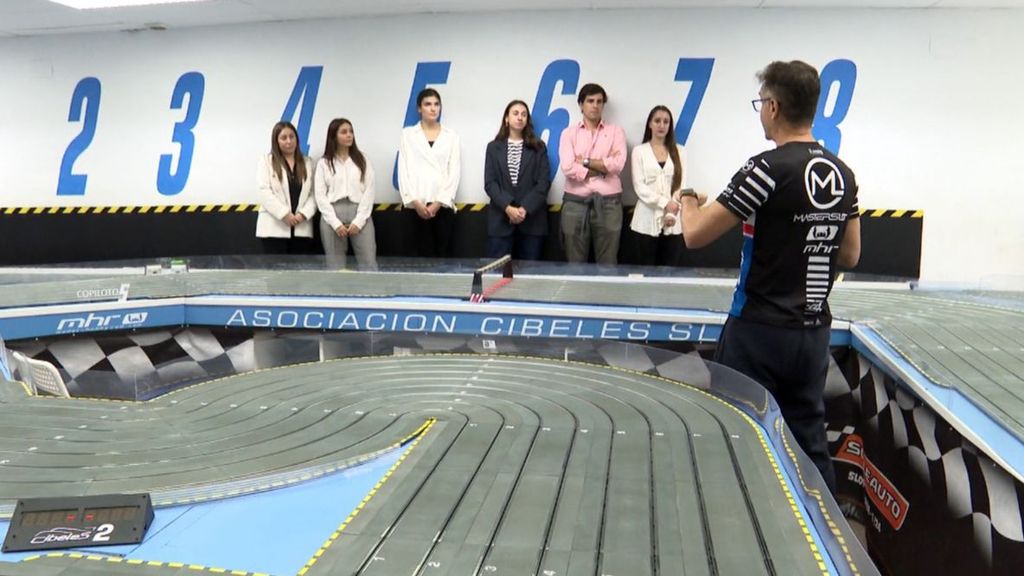 Una carrera de coches de juguete para decidir un ascenso laboral