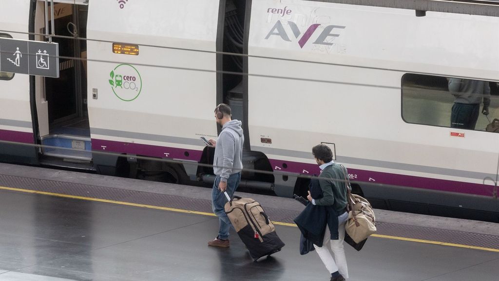 Varios viajeros cogen un tren en la Estación Puerta de Atocha-Almudena Grandes, a 5 de diciembre de 2024