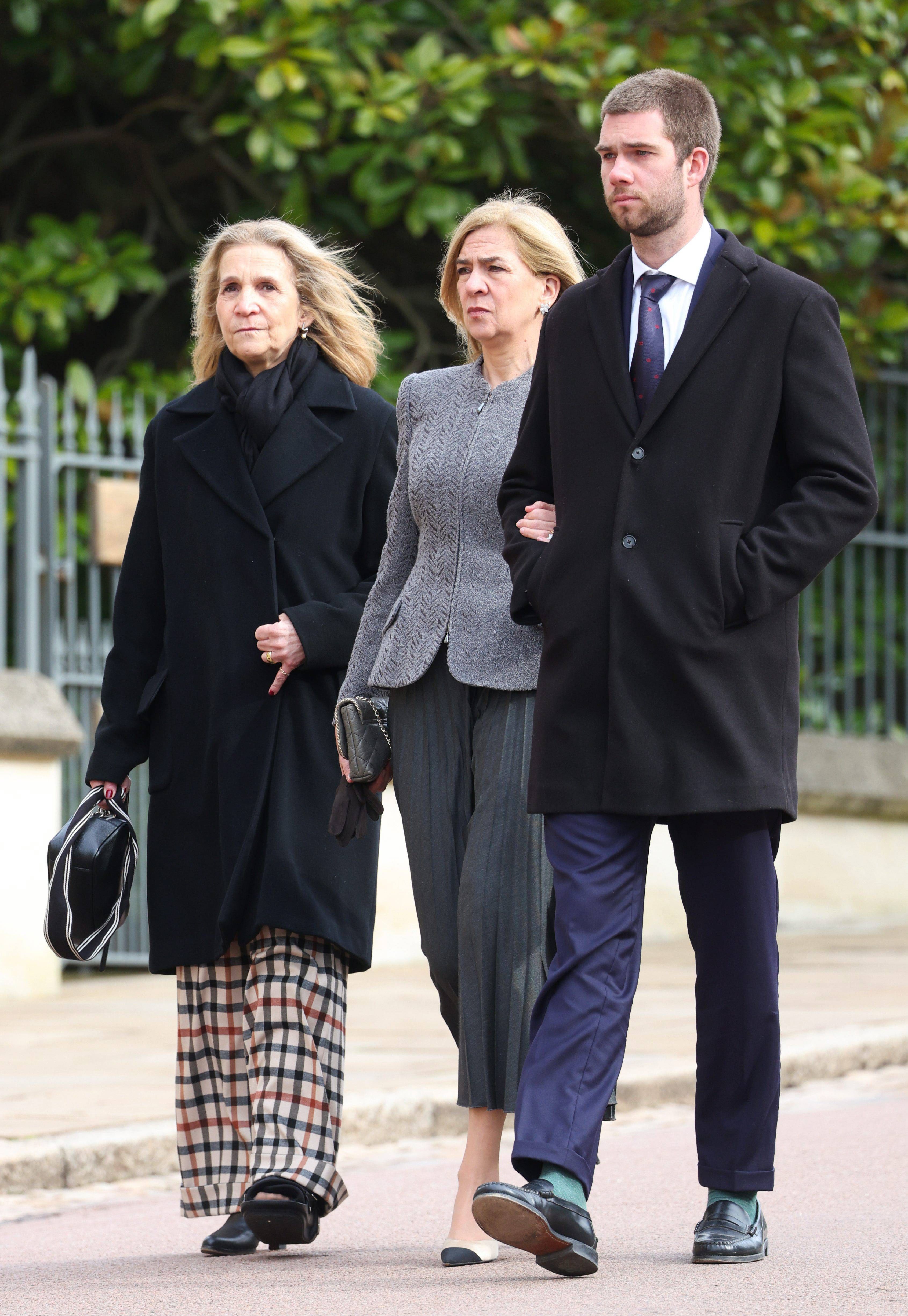 Juan Urdangarin, con su madre y su abuela
