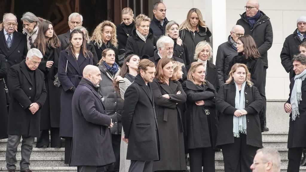 La familia Cashiragi en el funeral.