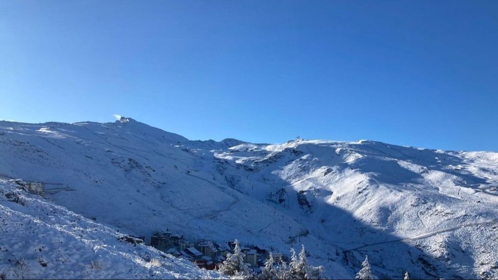 Las cumbres de Sierra Nevada tras la segunda nevada de esta temporada.