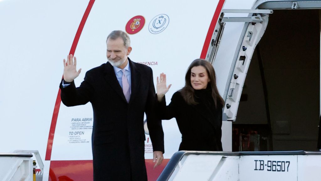 Los Reyes durante su despedida en el Pabellón de Estado del aeropuerto ante el viaje a Italia.