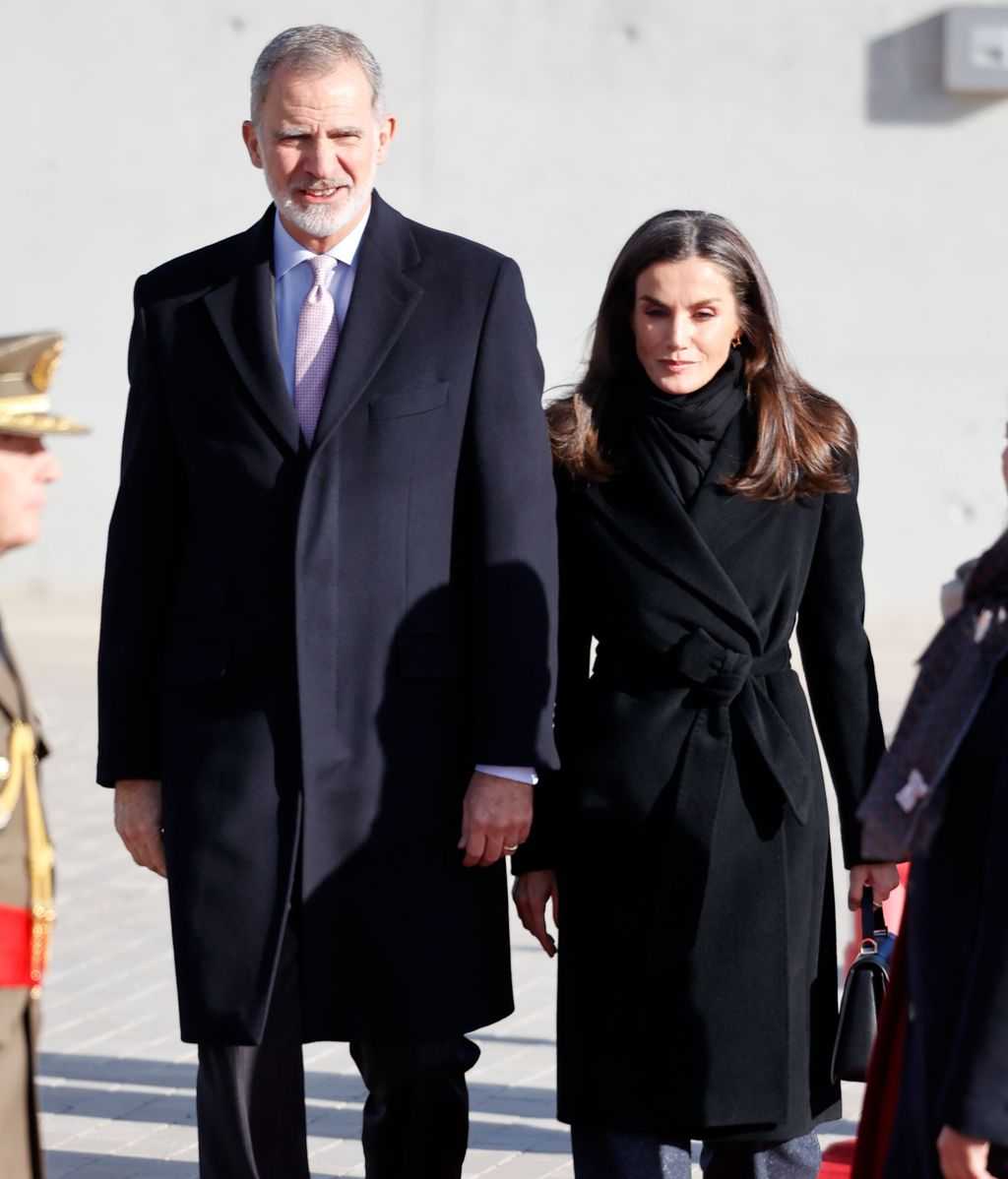 Los Reyes durante su despedida en el Pabellón de Estado del aeropuerto ante el viaje a Italia.