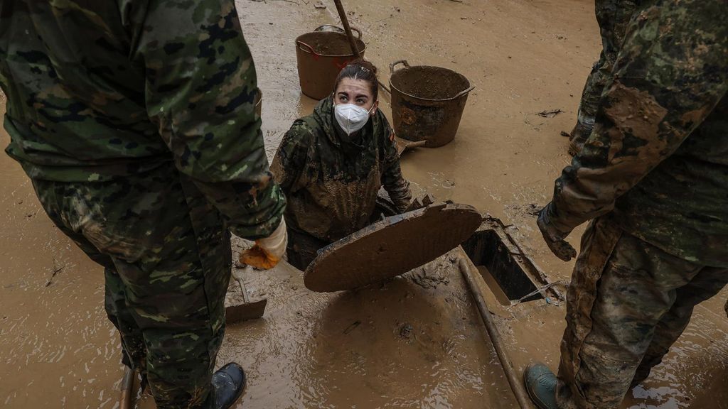 Militares trabajando en labores de limpieza en el alcantarillado en Paiporta