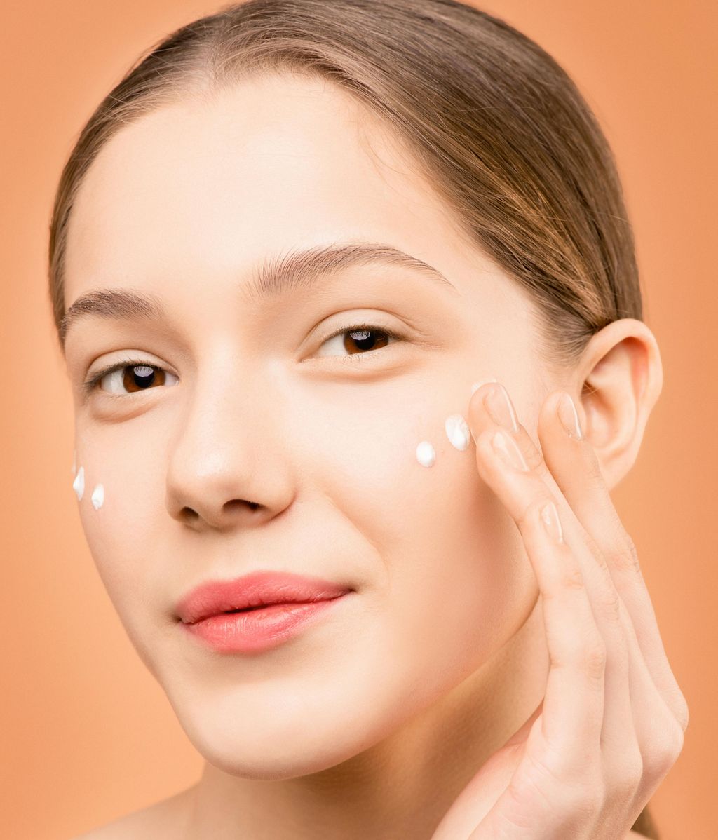 Mujer aplicándose crema