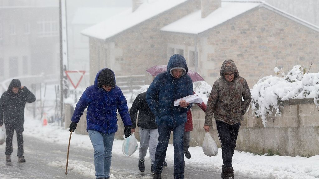 Varias personas pasean por la nieve, a 9 de diciembre de 2024, en Pedrafita do Cebreiro