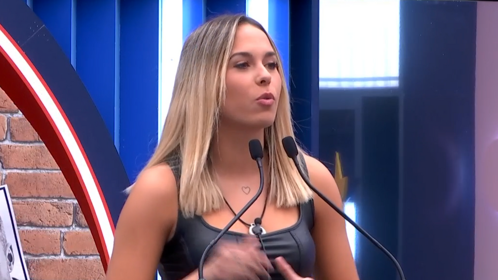 Violeta pidiendo su voto