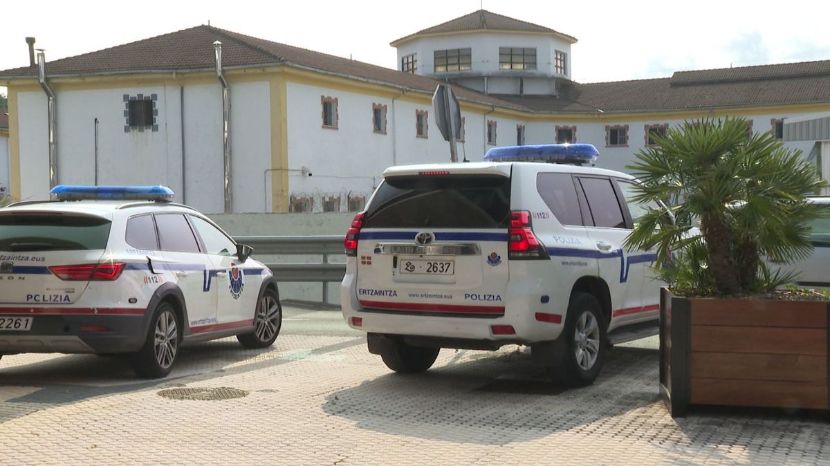 Dos patrullas de la Ertzaintza en el barrio donde residía el presunto agresor y la víctima