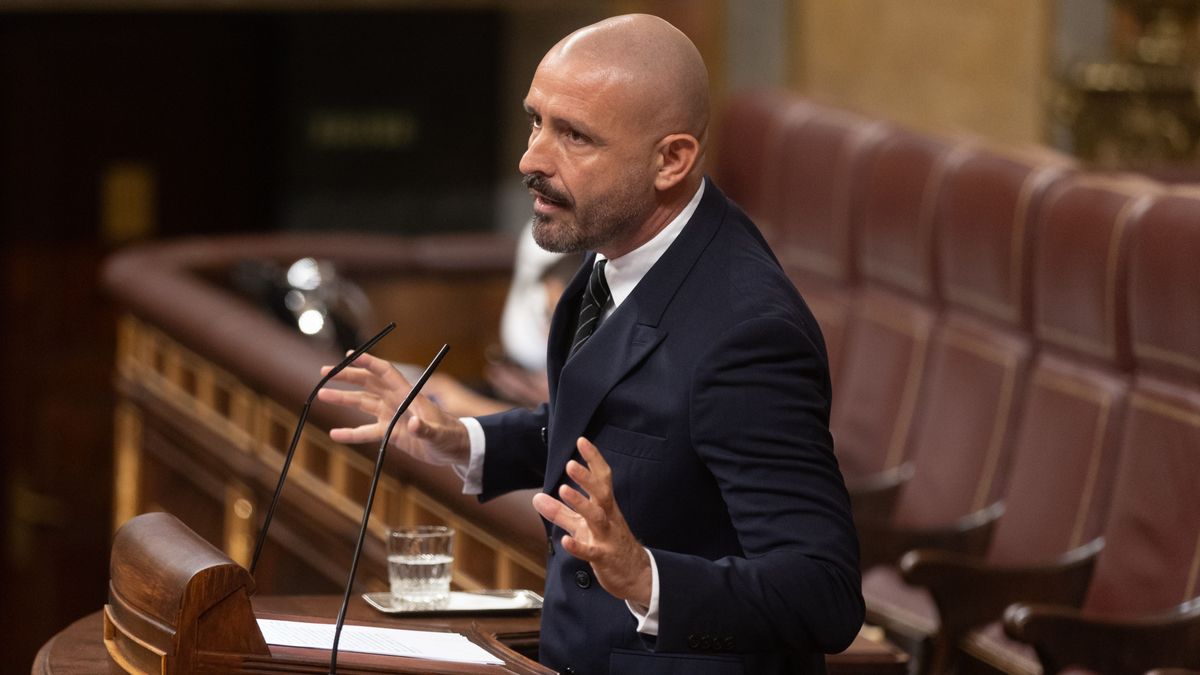 El diputado del PP, Jaime de los Santos, en una sesión plenaria en el Congreso de los Diputados