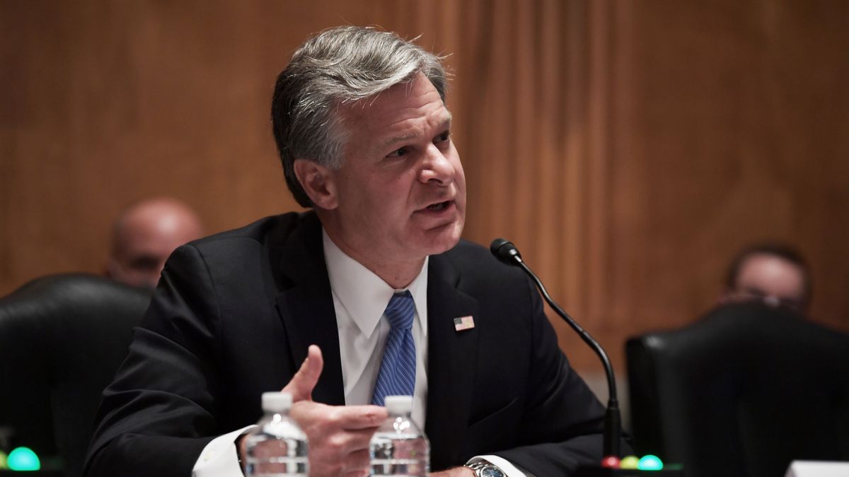 El director del FBI, Christopher Wray, anuncia que dimitirá antes de que Trump asuma el cargo