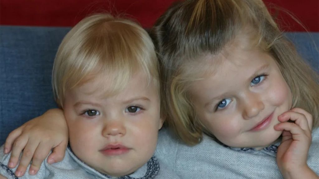 Leonor y Sofía en la felicitación navideña.