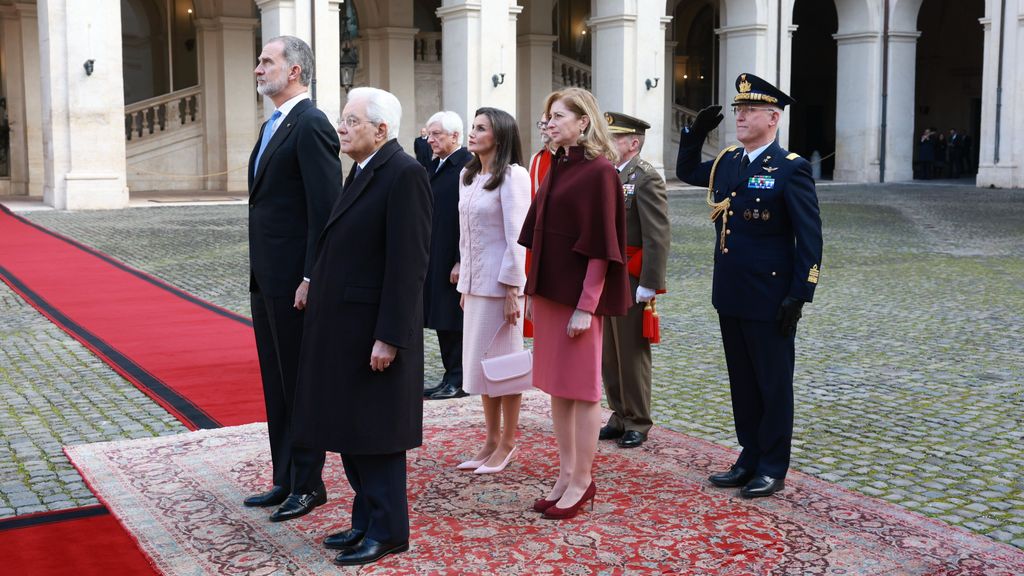 Los Reyes Felipe VI y Letizia junto al presidente de la República Italiana durante su recepción en el Palacio del Quirinal.