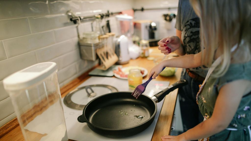 Niña cocinando junto a su madre