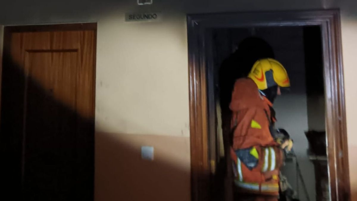 Un bombero accede a la vivienda calcinada en Ayora